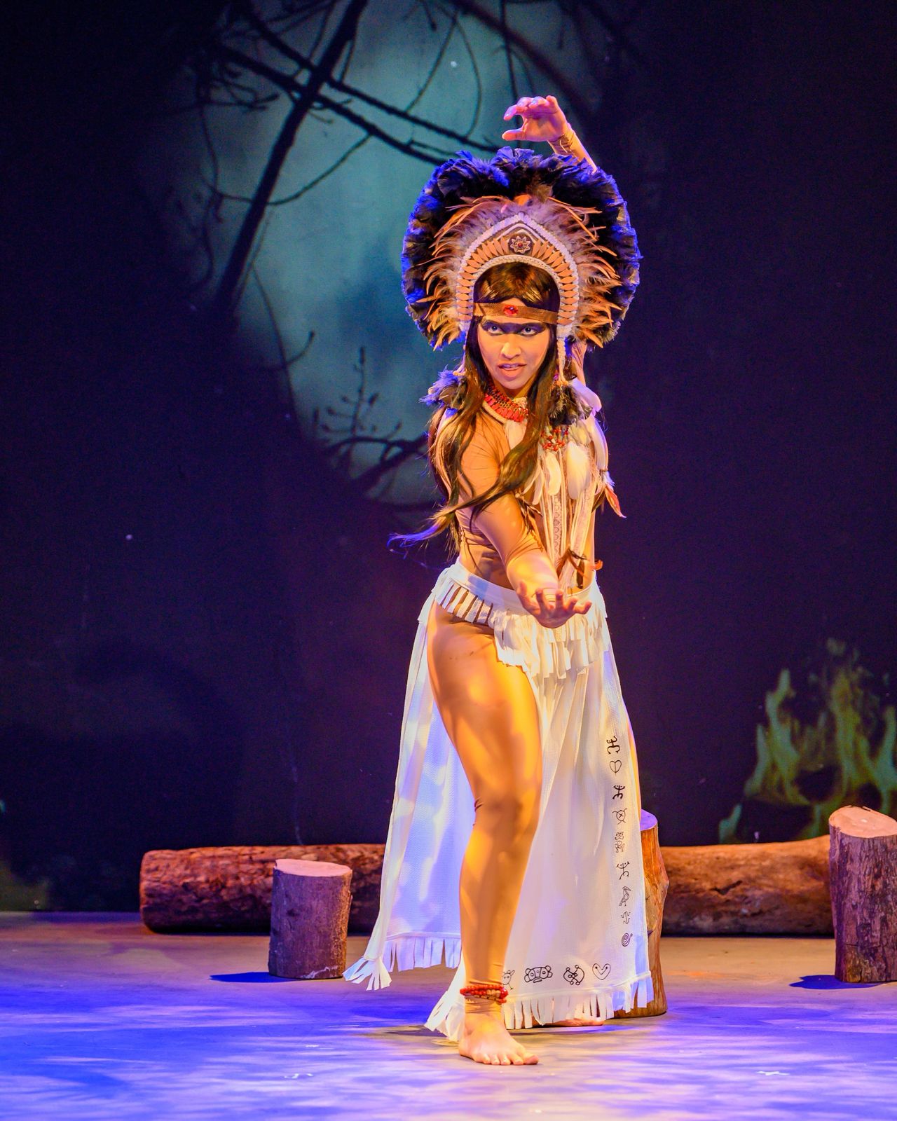 La propuesta visual de Ecos de sangre cuida cada detalle, incluyendo tocados auténticos de indígenas amazónicos.