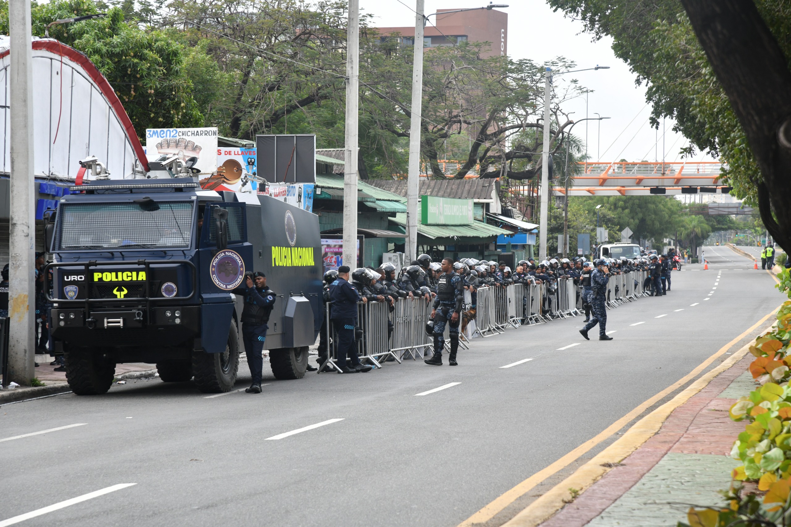 Agentes policiales en el desalojo de teleofertas