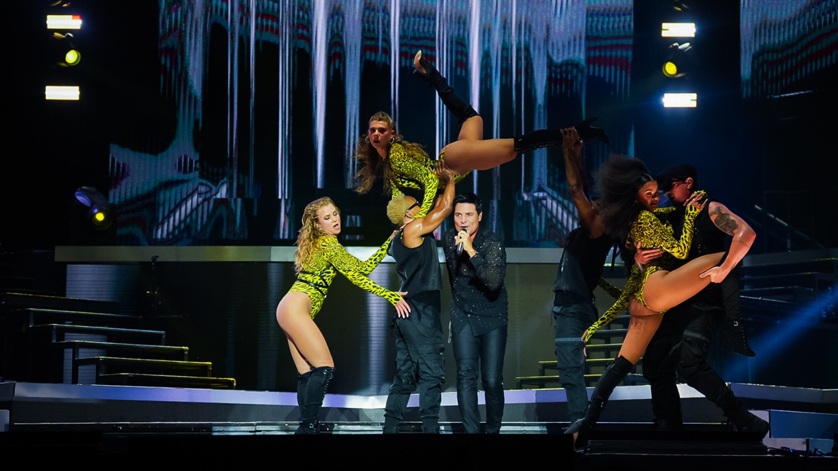 Chayanne junto a sus bailarines la noche del sábado 11 de abril en el Estadio Quisqueya de Santo Domingo, donde se presentó como parte de su gira “Bailemos otra vez tour 2026”.
