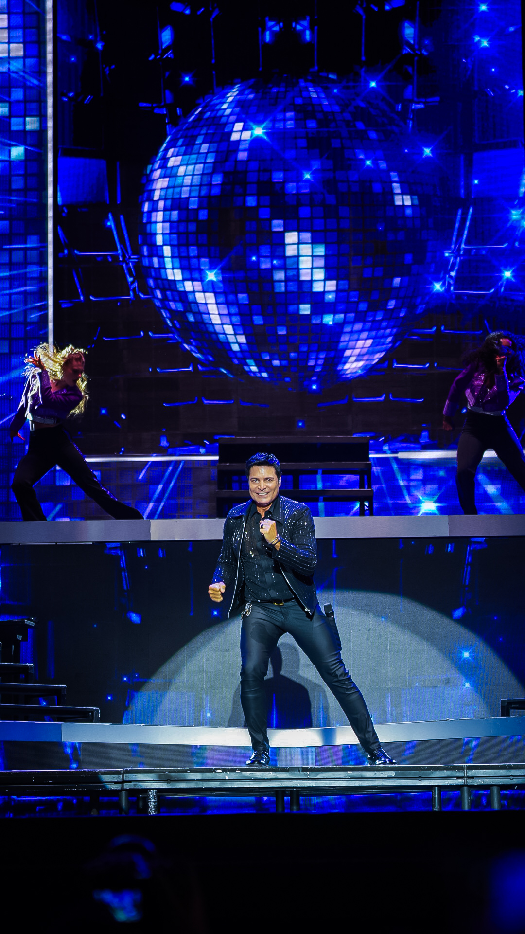 Chayanne subió al escenario del Estadio Quisqueya de Santo Domingo la noche del 11 de abril de 2026 como parte de su gira “Bailemos Otra Vez”.