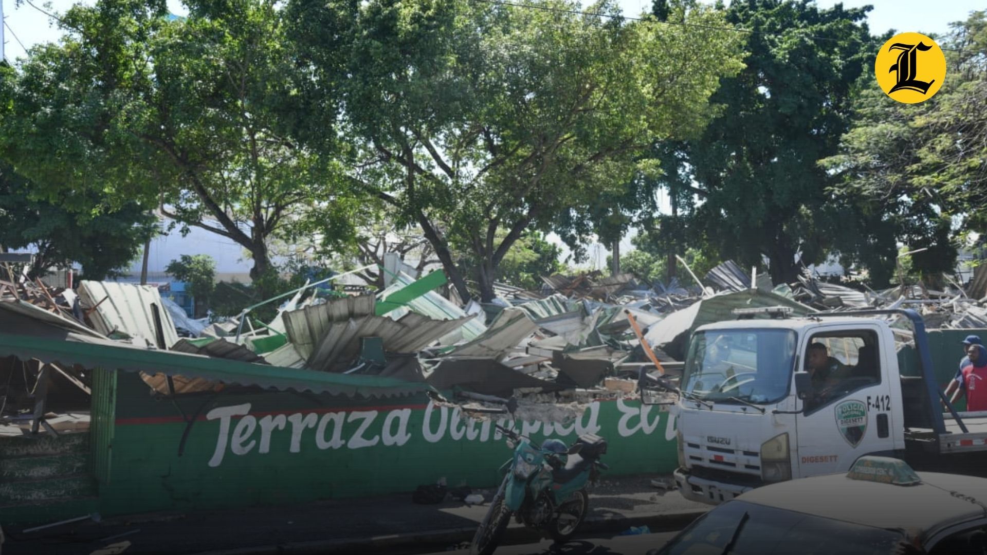 Esto luego del despliegue policial que movilizó ayer a cientos de agentes, que incluye unidades tácticas e inteligencia y personal de la policía preventiva, autorizados para ejecutar el desalojo del establecimiento.<br /><br />https://listindiario.com/la-republica/20260412/teleofertas-escombros-desalojo-empleados-evitan-dar-declaraciones_901450.html