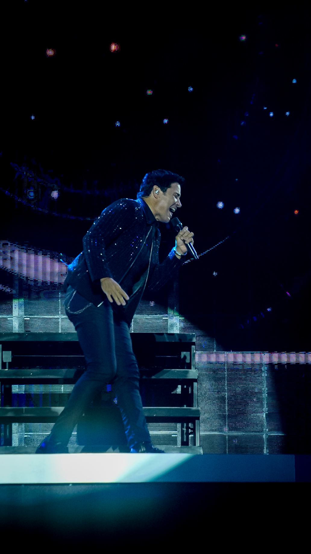 Chayanne la noche del sábado 11 de abril de 2026 en el Estadio Quisqueya de Santo Domingo como parte de su gira "Bailemos otra vez".