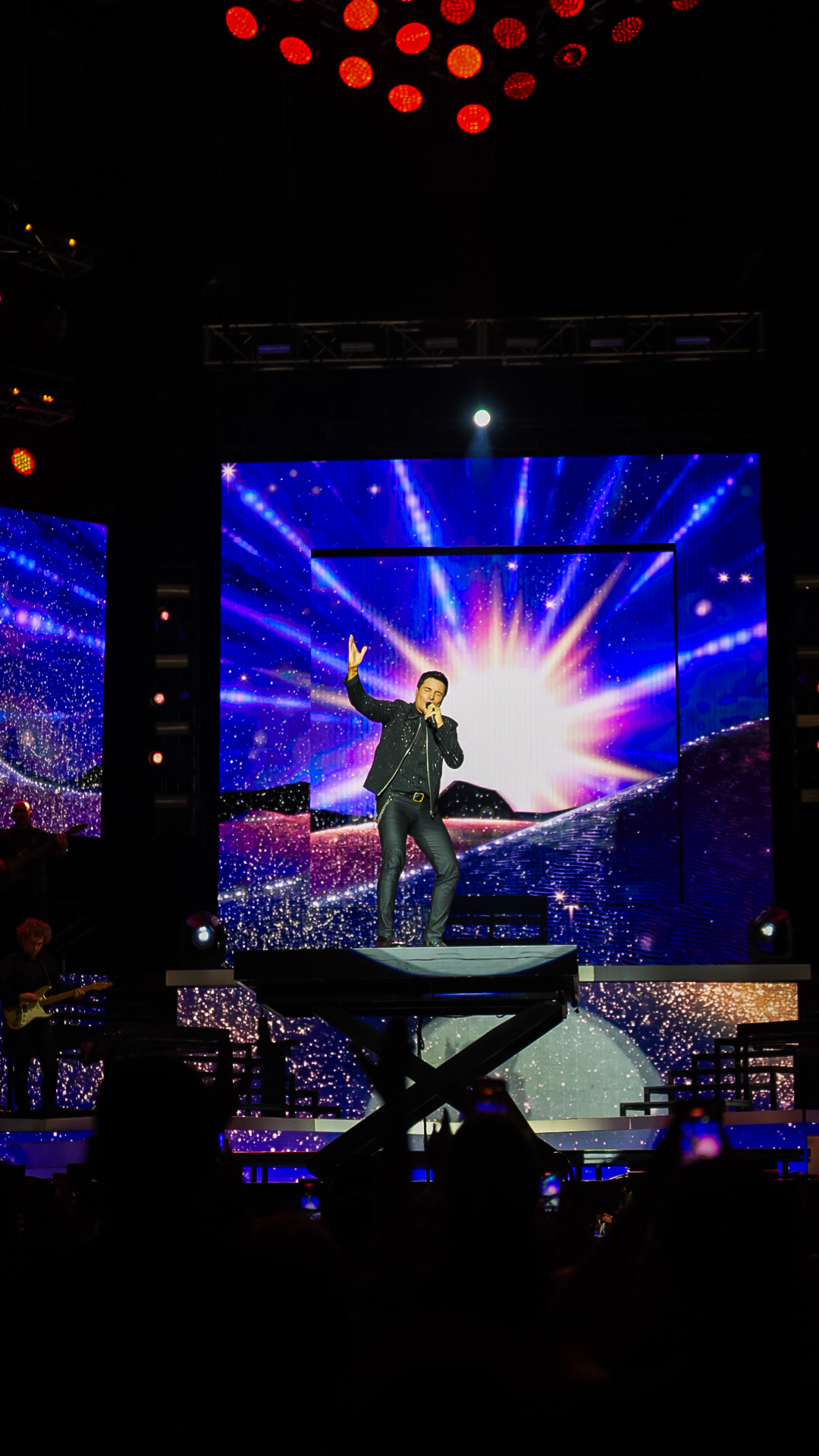 Chayanne la noche del sábado 11 de abril de 2026 en el Estadio Quisqueya de Santo Domingo como parte de su gira "Bailemos otra vez".