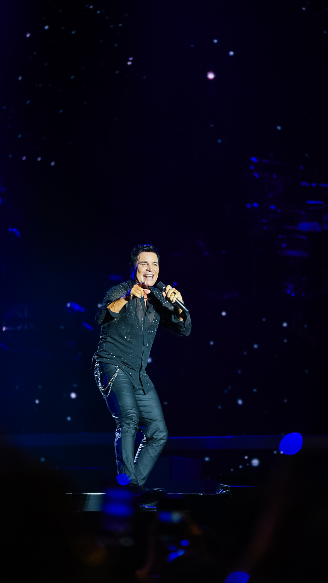 Chayanne la noche del sábado 11 de abril de 2026 en el Estadio Quisqueya de Santo Domingo como parte de su gira "Bailemos otra vez".