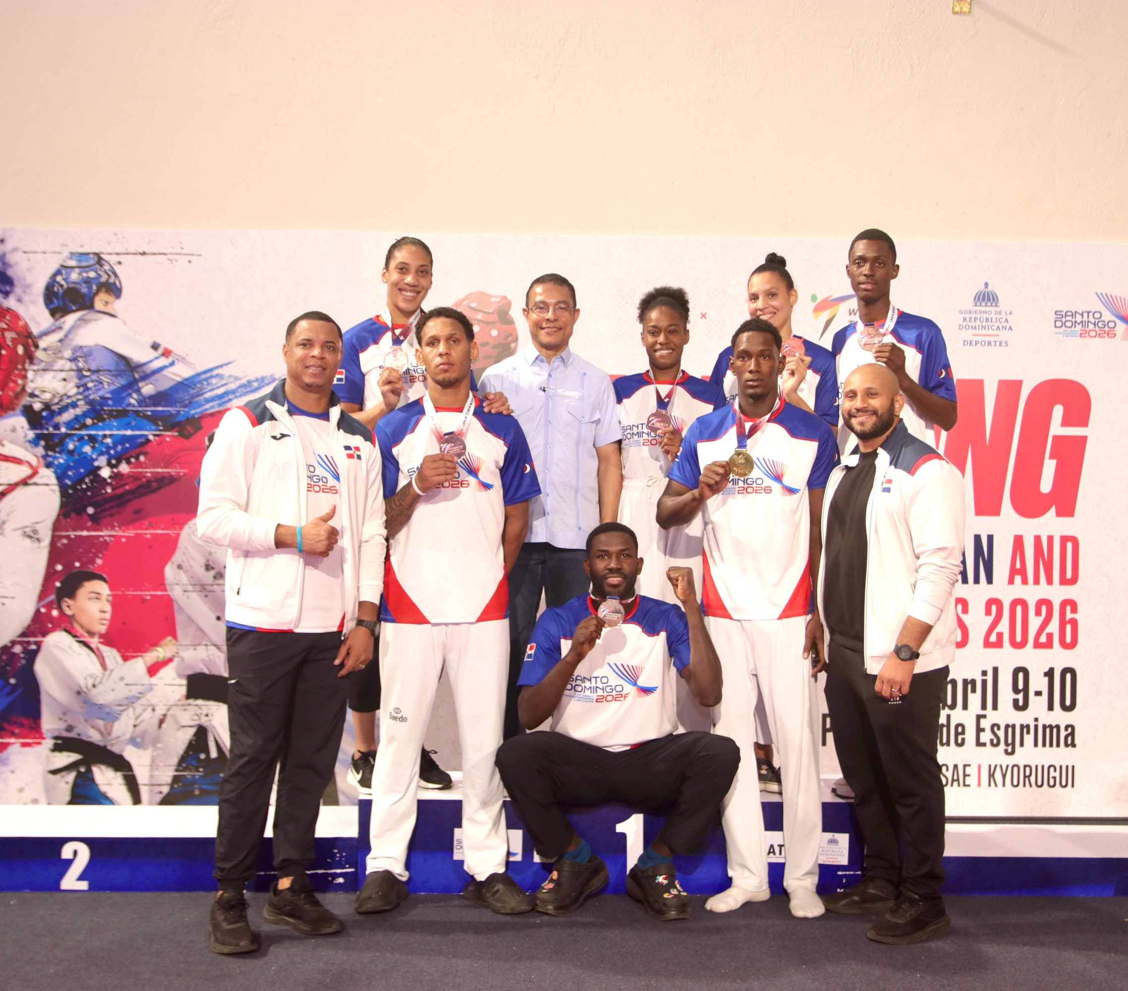 Miguel Camacho y parte del cuerpo técnico junto a los atletas dominicanos que ganaron medallas en el torneo internacional de esa apasionante disciplina.