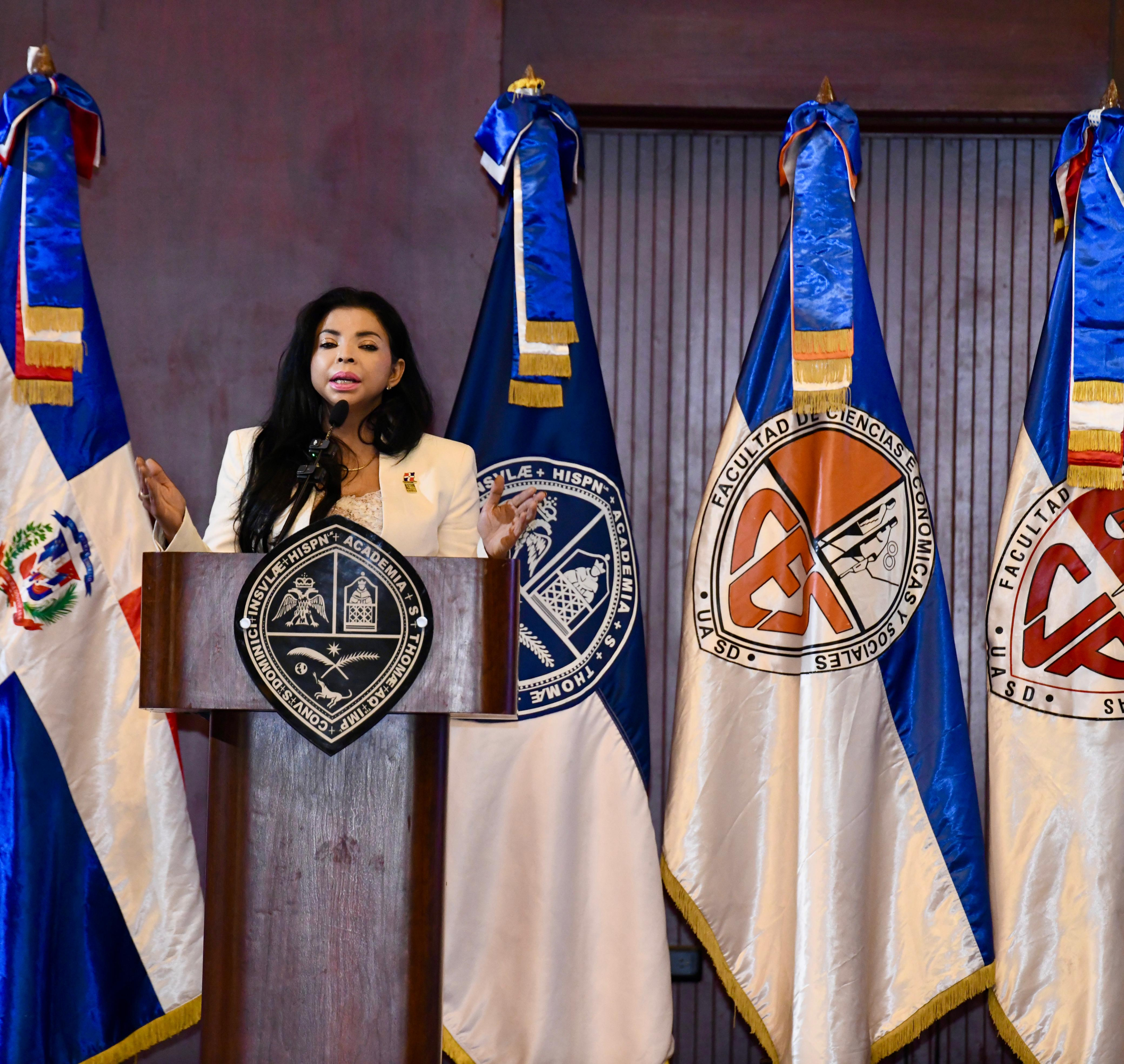 Yeni Berenice Reynoso dicta conferencia en el foro Crimen Seguridad y Violencia