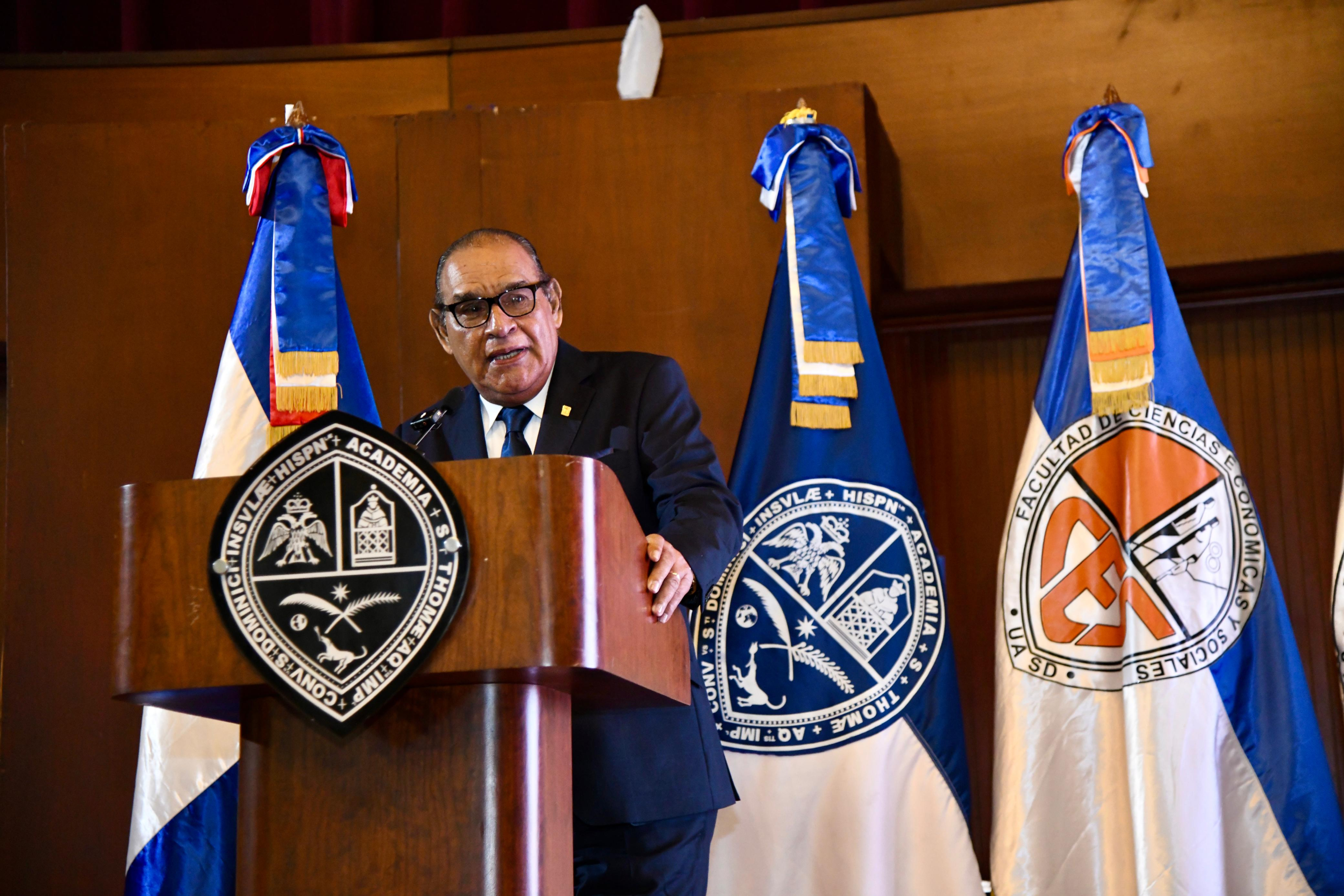 Miguel Franjul, director de Listín Diario, ofrece palabras de bienvenida en foro sobre criminalidad