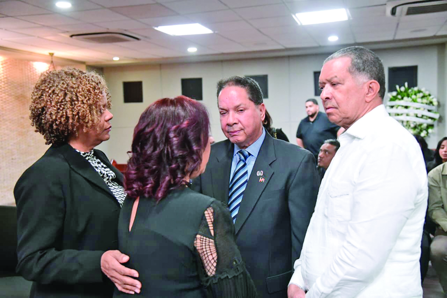 Figuras del arte y la comunicación despiden a Carlos Batista en la funeraria Blandino.