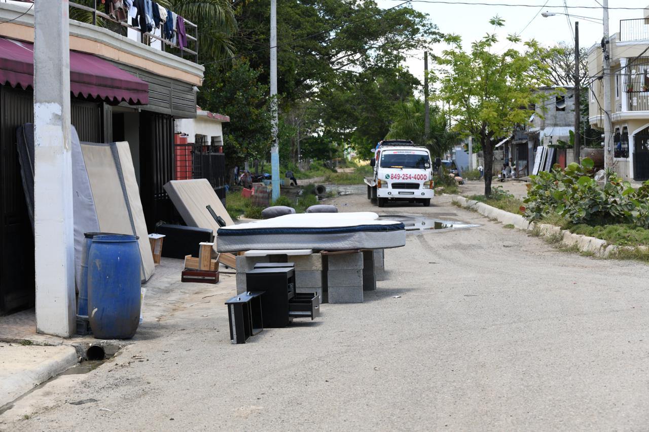 Colchones mojados son colocados en el sector Hato Nuevo, en Manoguayabo, tras intensas lluvias que provocaron inundaciones.