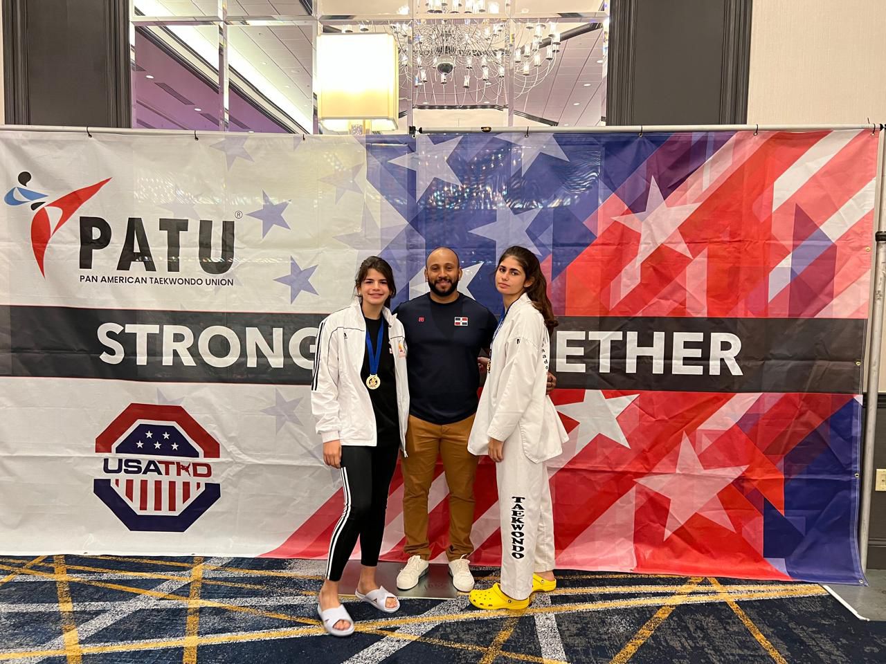 Betsabé and her sister Jotsabé with coach Óscar Maldonado in the academy that bears his name.