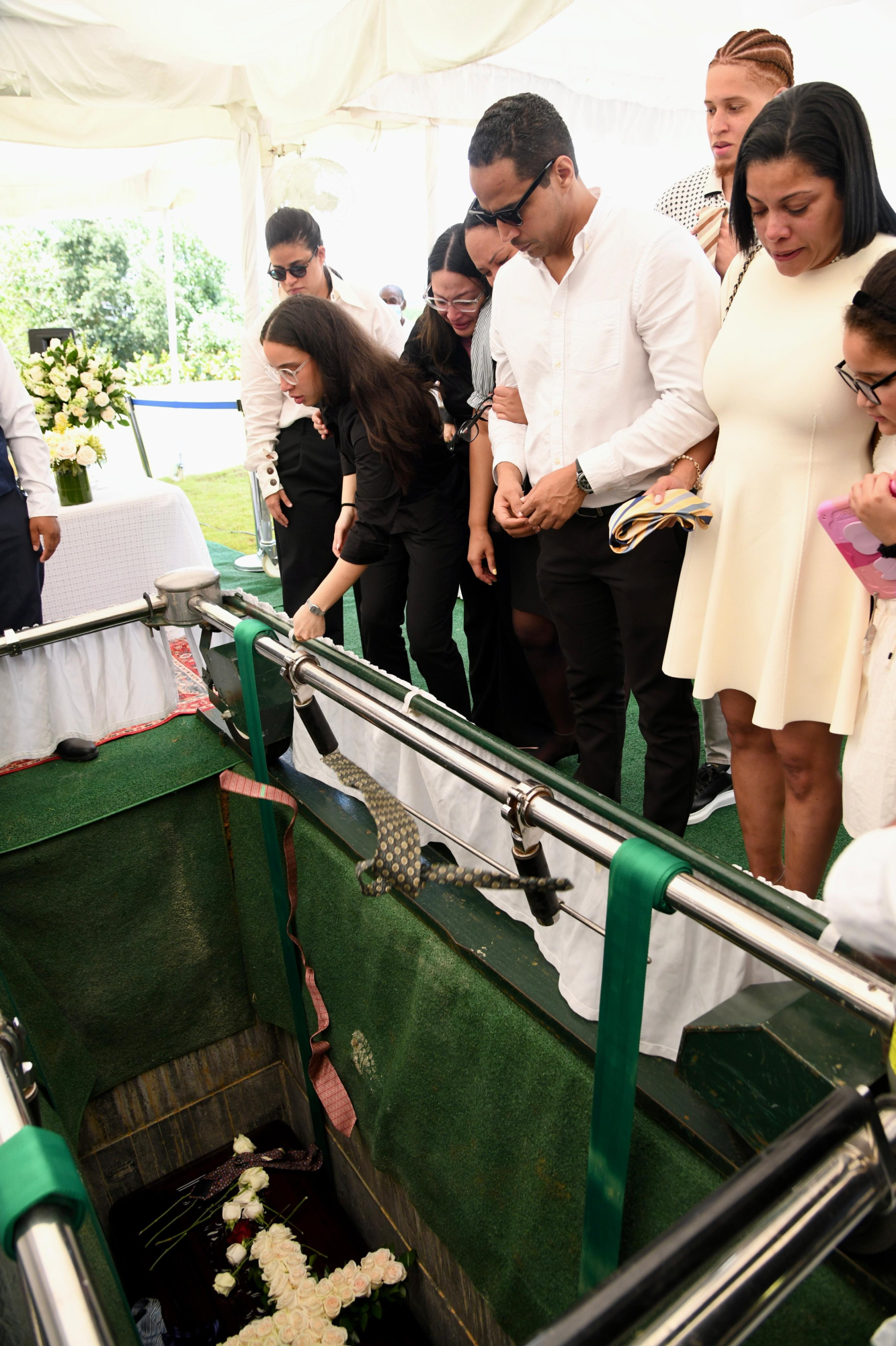 Despedida de los familiares de Carlos Batista Matos en el cementerio Puerta del Cielo. Algunos le lanzaron corbatas, artículo que distinguió al fallecido periodista.