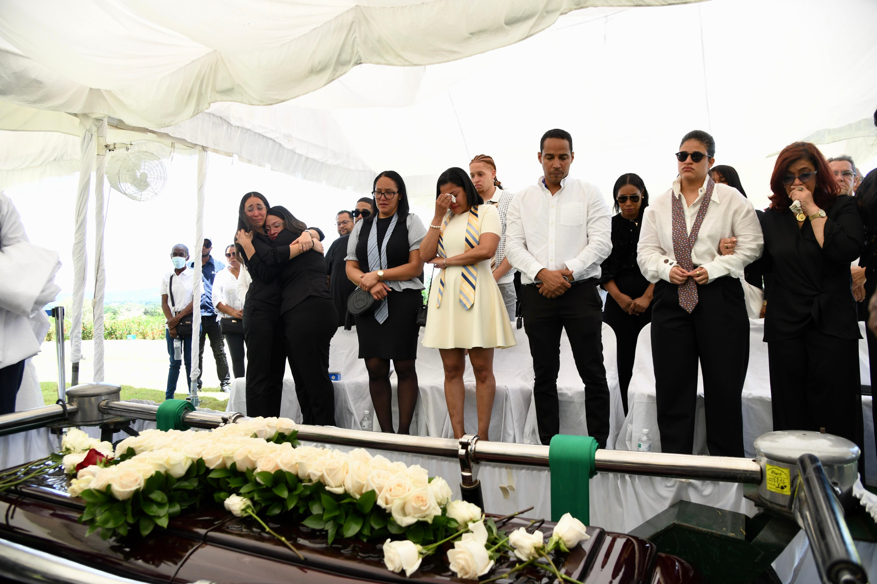 Carlos Batista Matos fue despedido por sus familiares y amigos en el cementerio Puerta del Cielo.