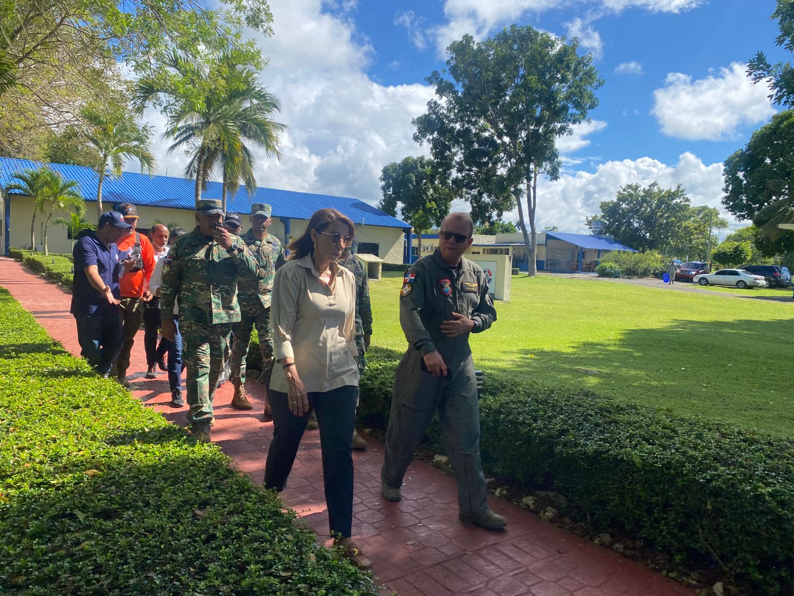 La gobernadora provincial de Puerto Plata, Claritza Rochtte de Senior, recibió al comandante Suárez como muestra de apoyo y disposición.