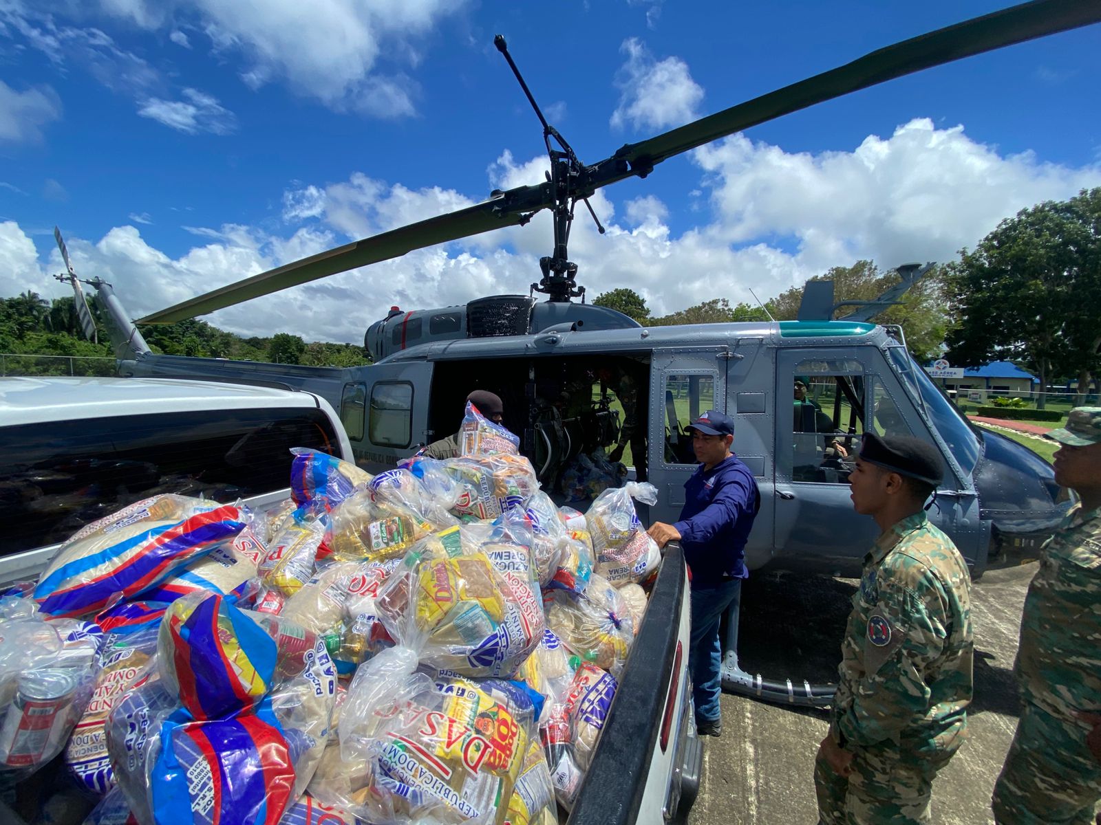 Durante el recorrido fueron repartidas raciones de comida para las familias afectadas por las lluvias.
