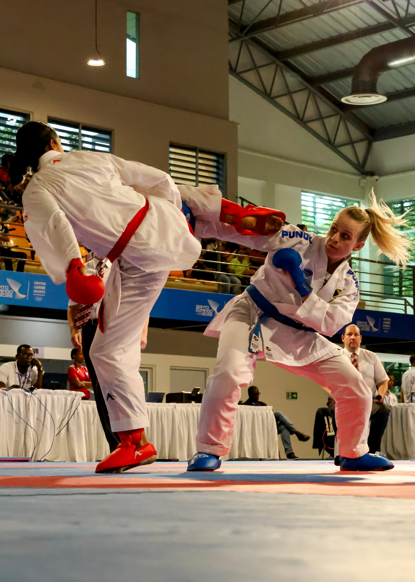 Dos exponentes extranjeras mientras disputan una pelea en la modalidad kumite.