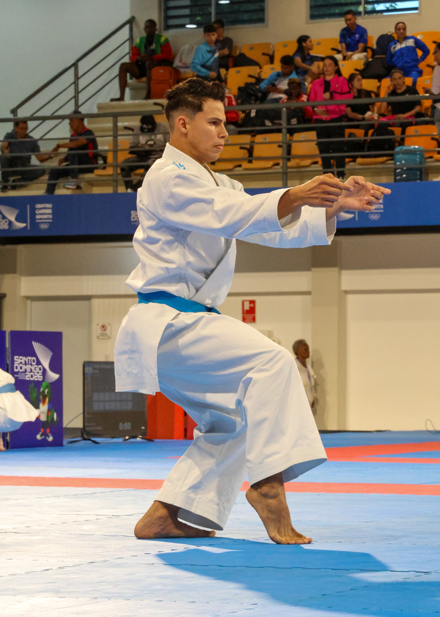 Un karateca en el momento en que hacía su rutina en el torneo masculino de kata.