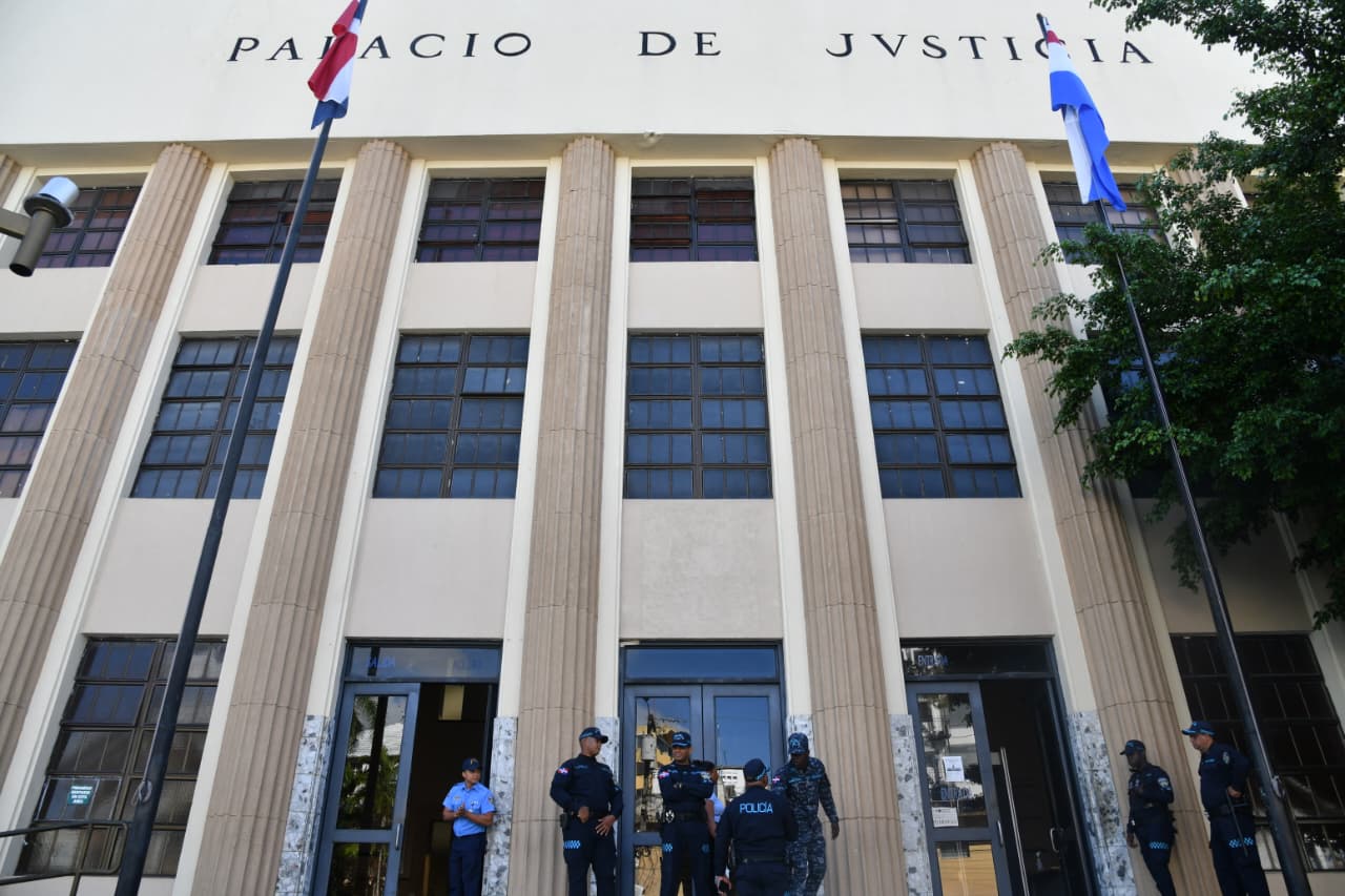 En las afueras del Palacio de Justicia de Ciudad Nueva también fue reforzada la seguridad por audiencia del caso Espaillat