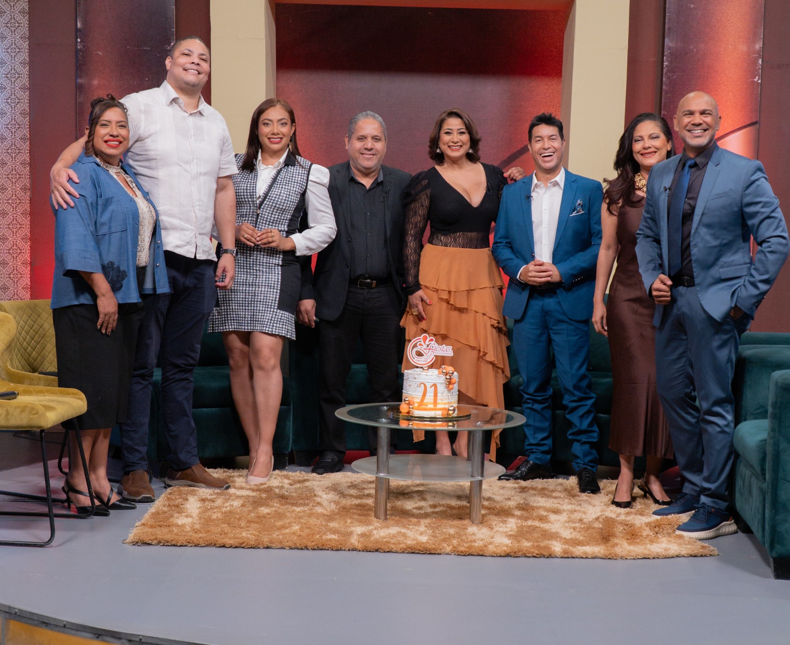 Yenny Polanco Lovera junto a Anny Polanco, Cristian Mota, Amelia Reyes, Tomas Luzón, Juan de Dios Valentín, Raysa Feliz y Salvador Batista, colaboradores de Fiestas y Personalidades.