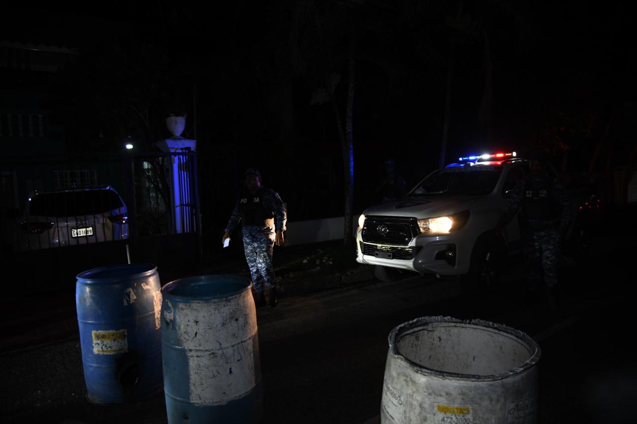 Miembros de la Policía Nacional acuden a la zona y retiran tanques y piedras que obstaculizan la calle.