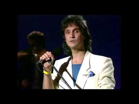 Roberto Carlos interpretando La Distancia en vivo.