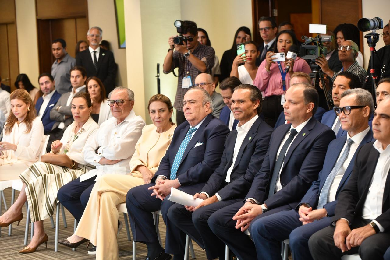 Personalidades presentes en la juramentación de AIEHaina, incluyendo a Carolina Mejía y Frank Rainieri.