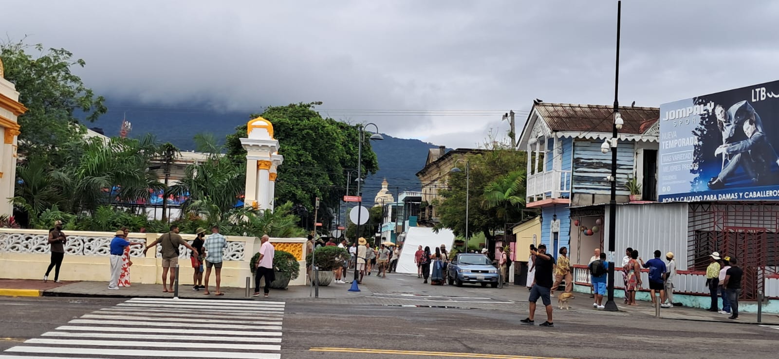 Camarógrafos y organizadores en el set.