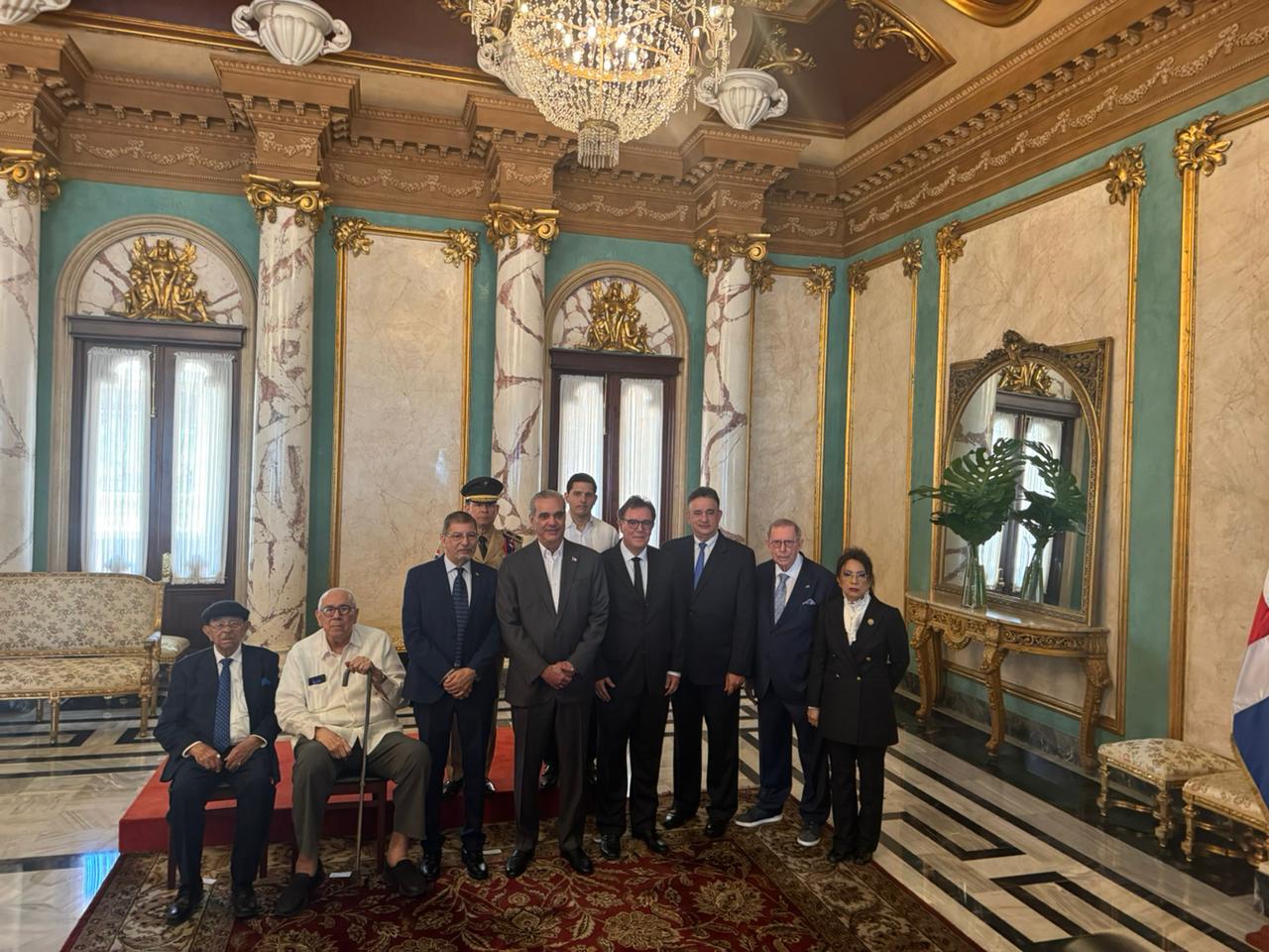 El presidente Luis Abinader junto a los miembros de la comisión que dirige el abogado Jottin Cury para la puesta en funcionamiento del museo de la Gesta de Abril.