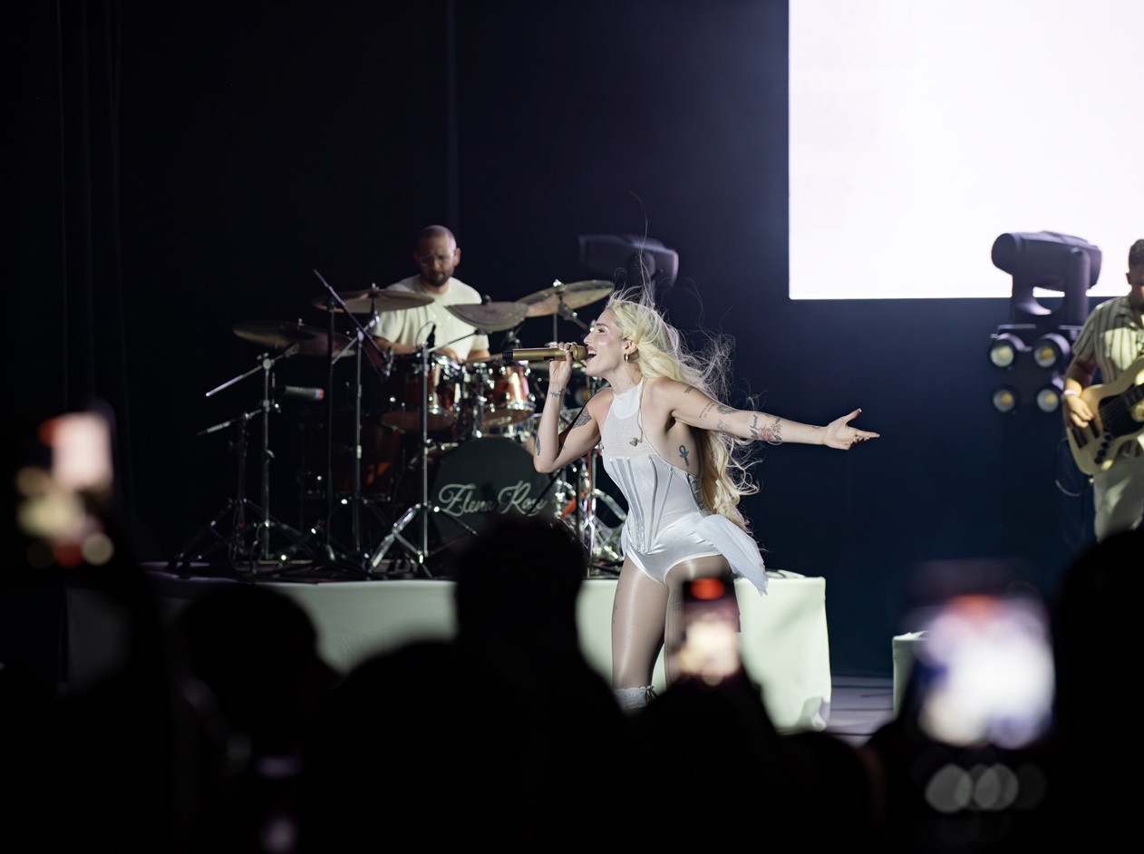 Elena Rose sobre el escenario del hotel Jaragua como una estrella solista.