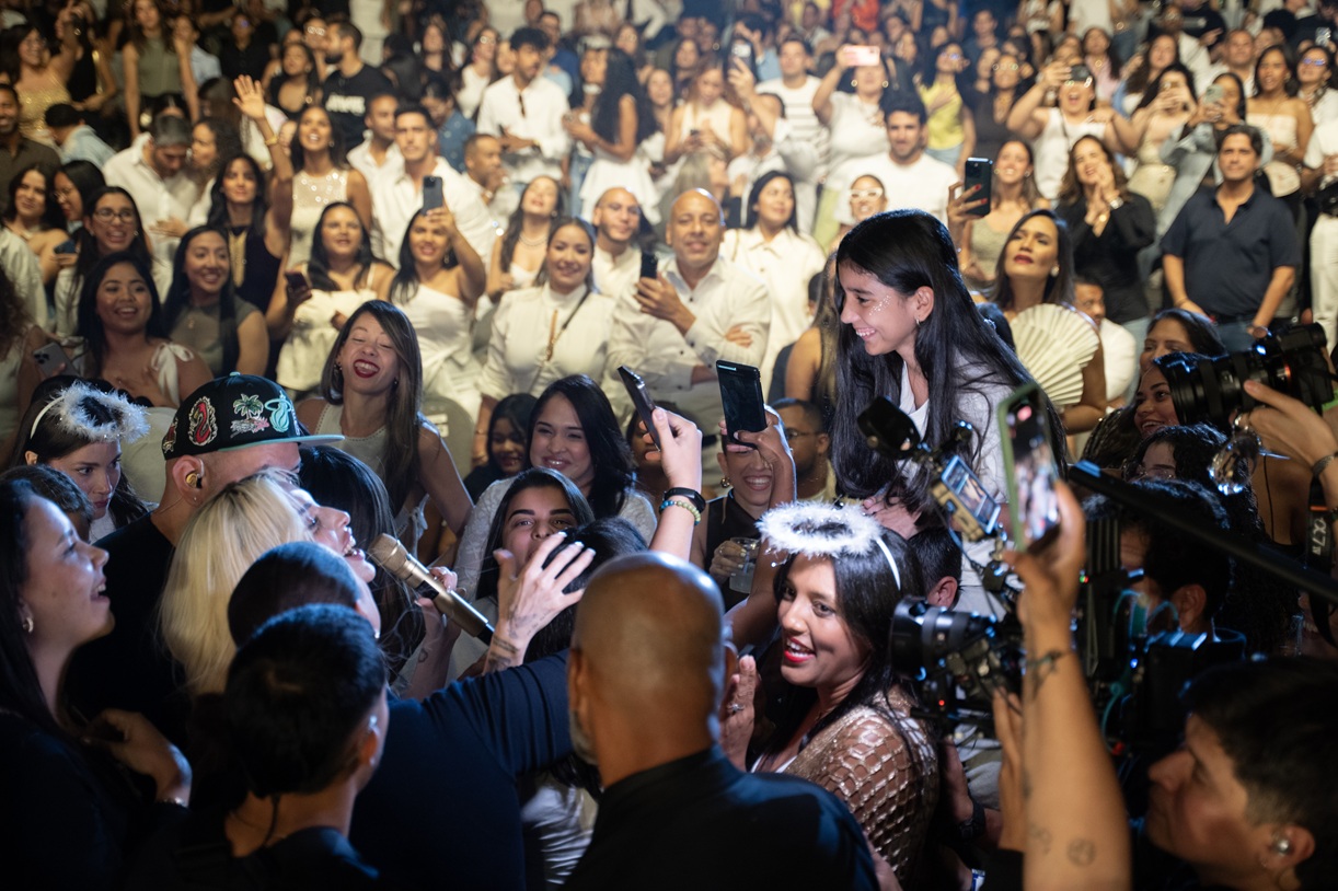 Un público joven destacó en el concierto de Elena Rose ante su debut en Santo Domingo, la noche del sábado 25 de abril de 2026.