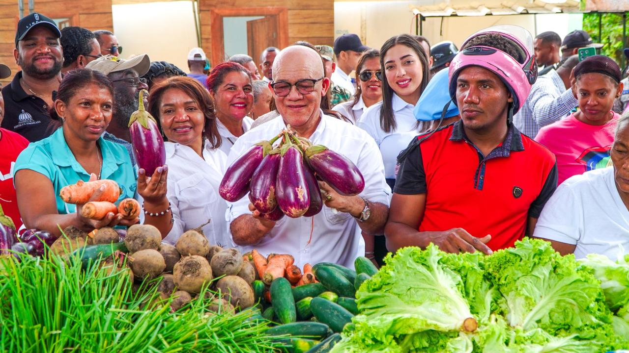 Familias dominicanas aprovechan los precios populares de Inespre.