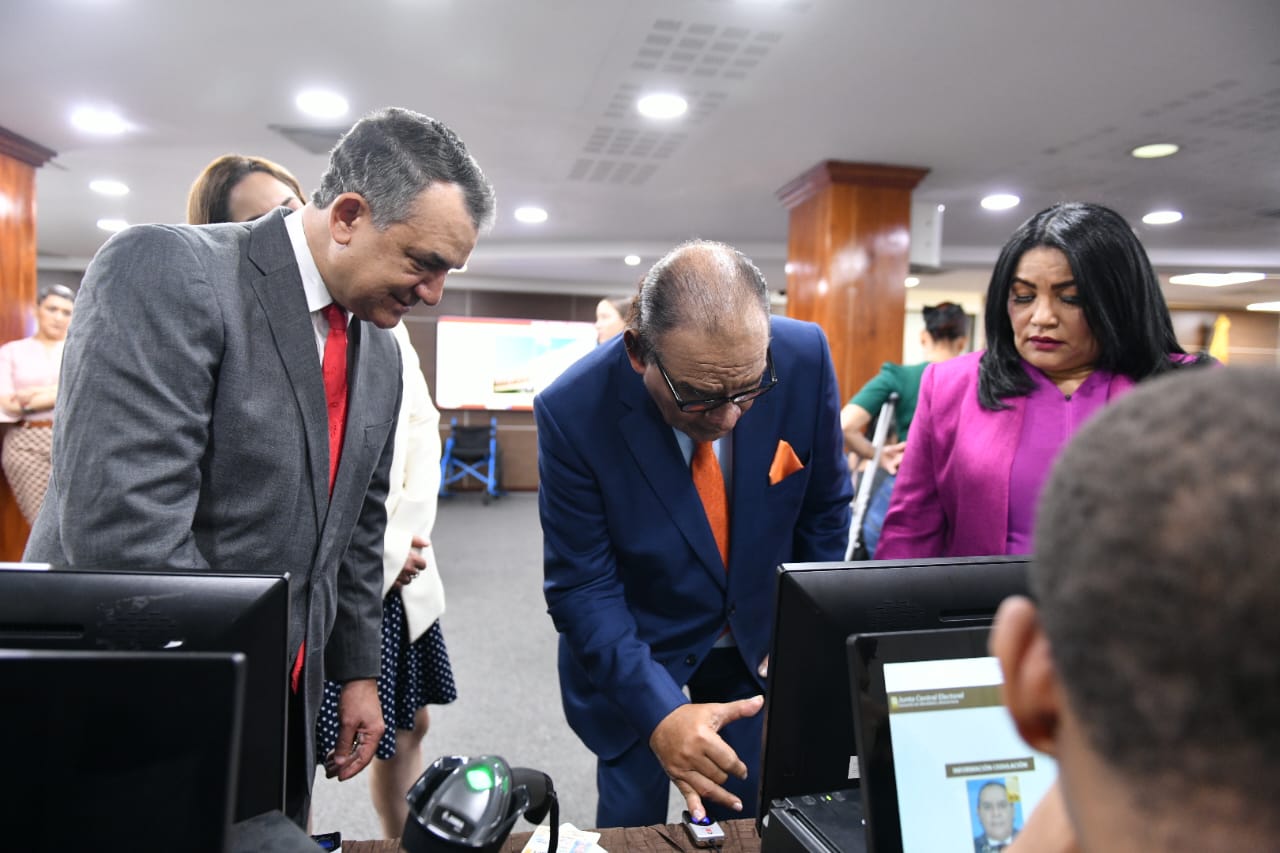 Miguel Franjul mientras renueva su cédula de identidad en la Junta Central Electoral.