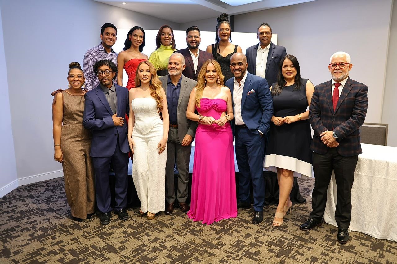 Elenco de talentos y productores del programa dominical 