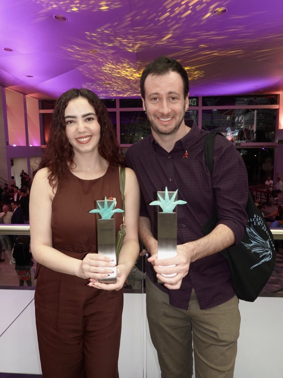 Paula Cury exhibe sus dos trofeos a mejor dirección y mejor película documental para 