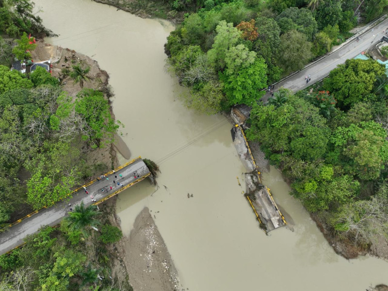 La crecida del río Camú arrastró un puente, lo que afecta el tránsito. Indomet mantiene avisos y alertas meteorológicas debido a una vaguada.