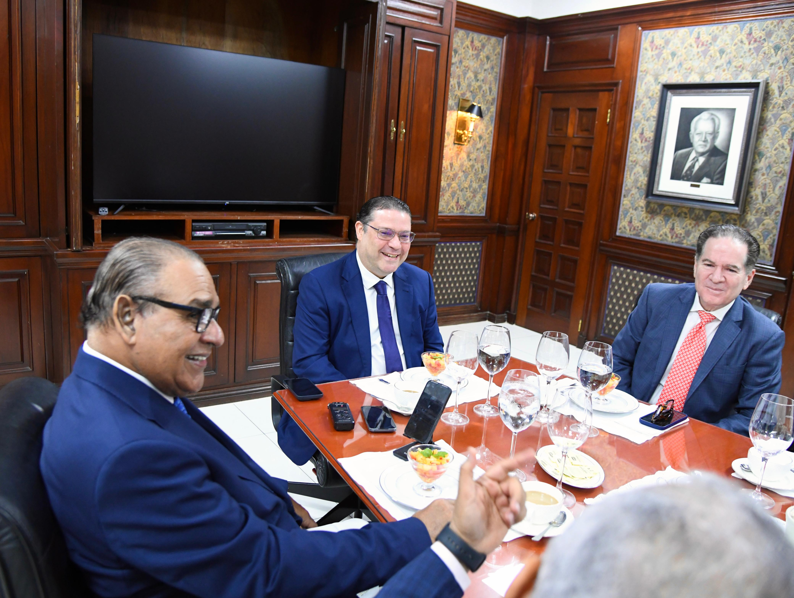 El director del Listín Diario, Miguel Franjul; el ministro Eduardo Sanz Lovatón y el empresario Manuel Corripio, en un momento distendido del Desayuno.