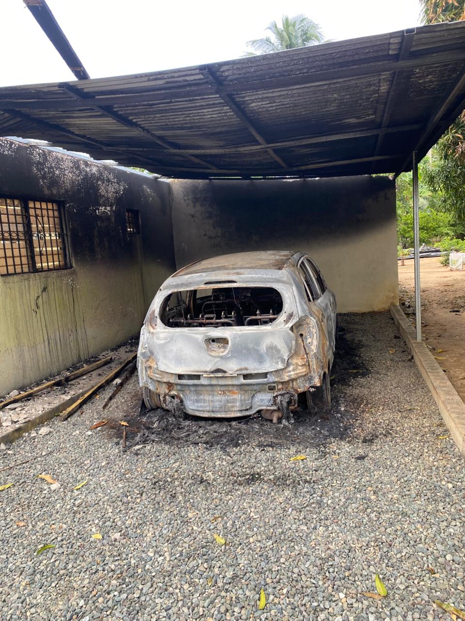 El hombre lanzó una botella con gasolina prendida al vehículo que se encontraba parqueado en la casa, provocando así el incendio.