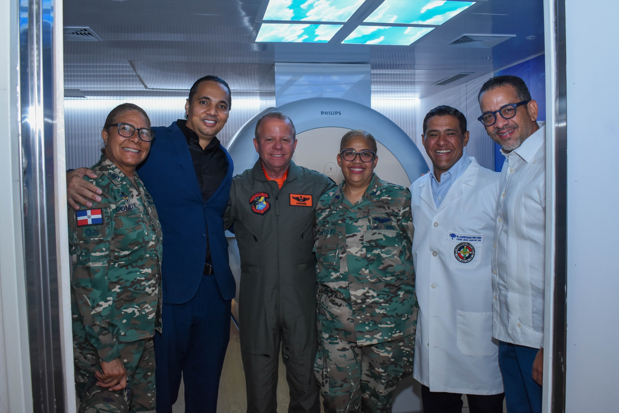La ceremonia estuvo encabezada por el mayor general piloto Floreal Suárez Martínez, comandante general de la Fuerza Aérea, acompañado de su esposa.