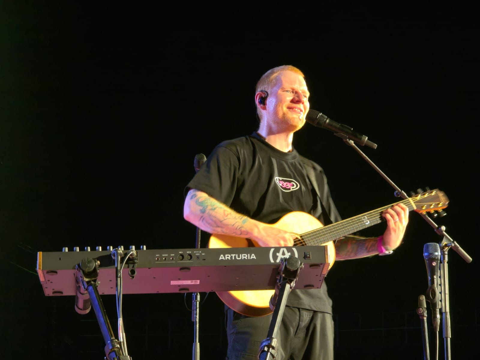Ed Sheeran logró una conexión con el público dominicano la noche del 9 de mayo en el Estadio Quisqueya de Santo Domingo.