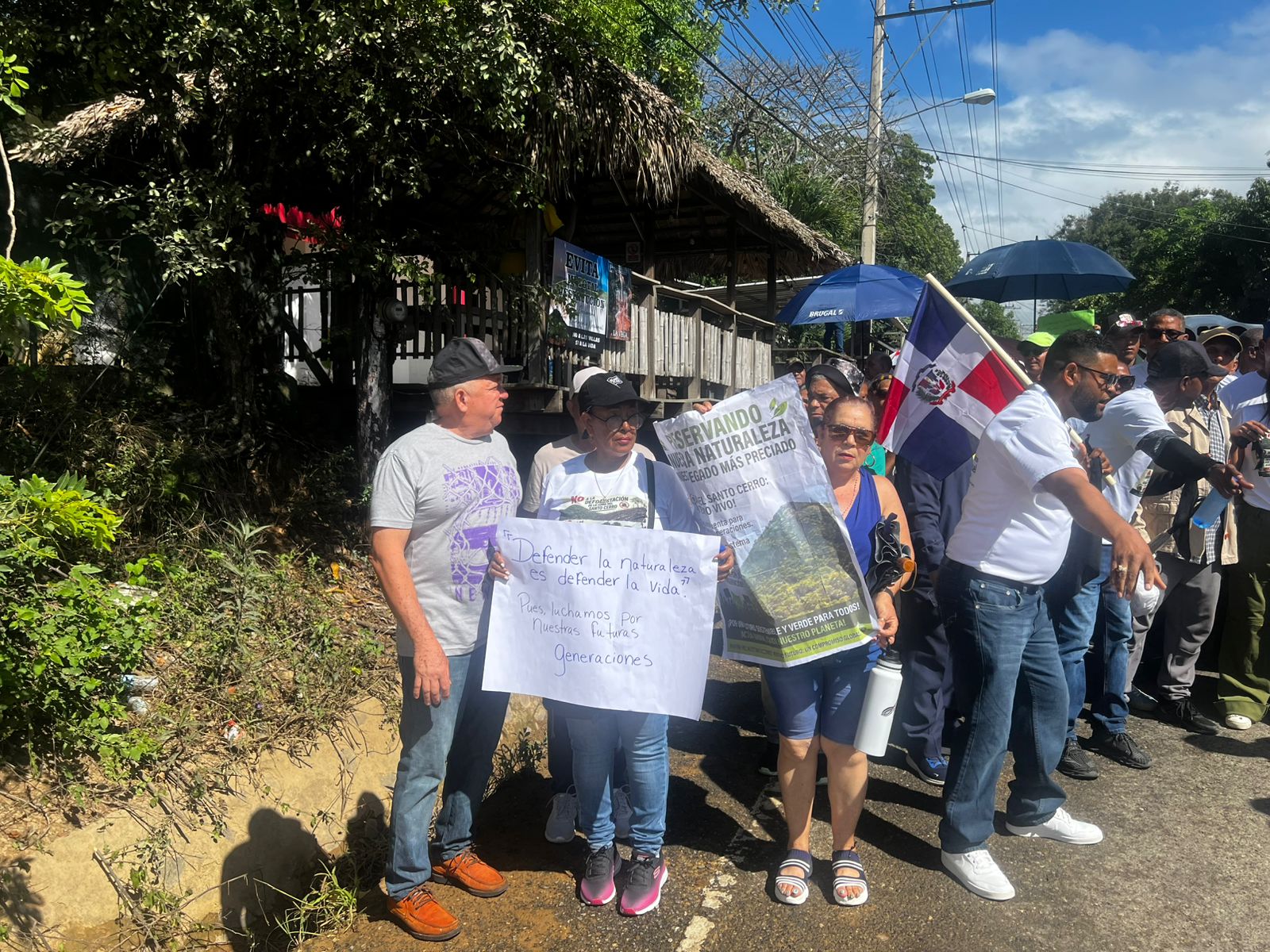 Comunitarios en La Vega marchan en contra de la deforestación en loma del Santo Cerro.