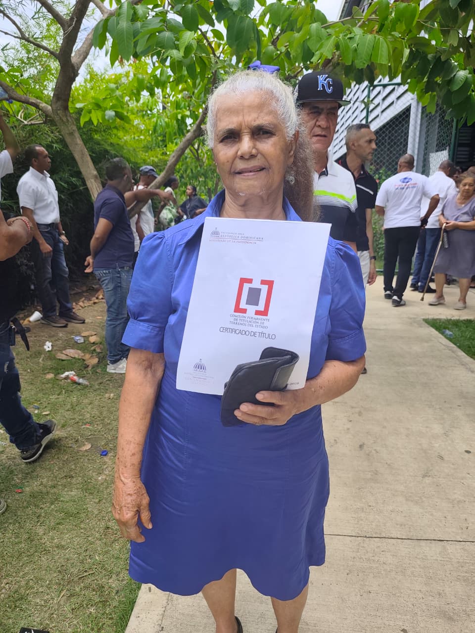 Elodia Batista Ramos, de 79 años recibió su título de propiedad.