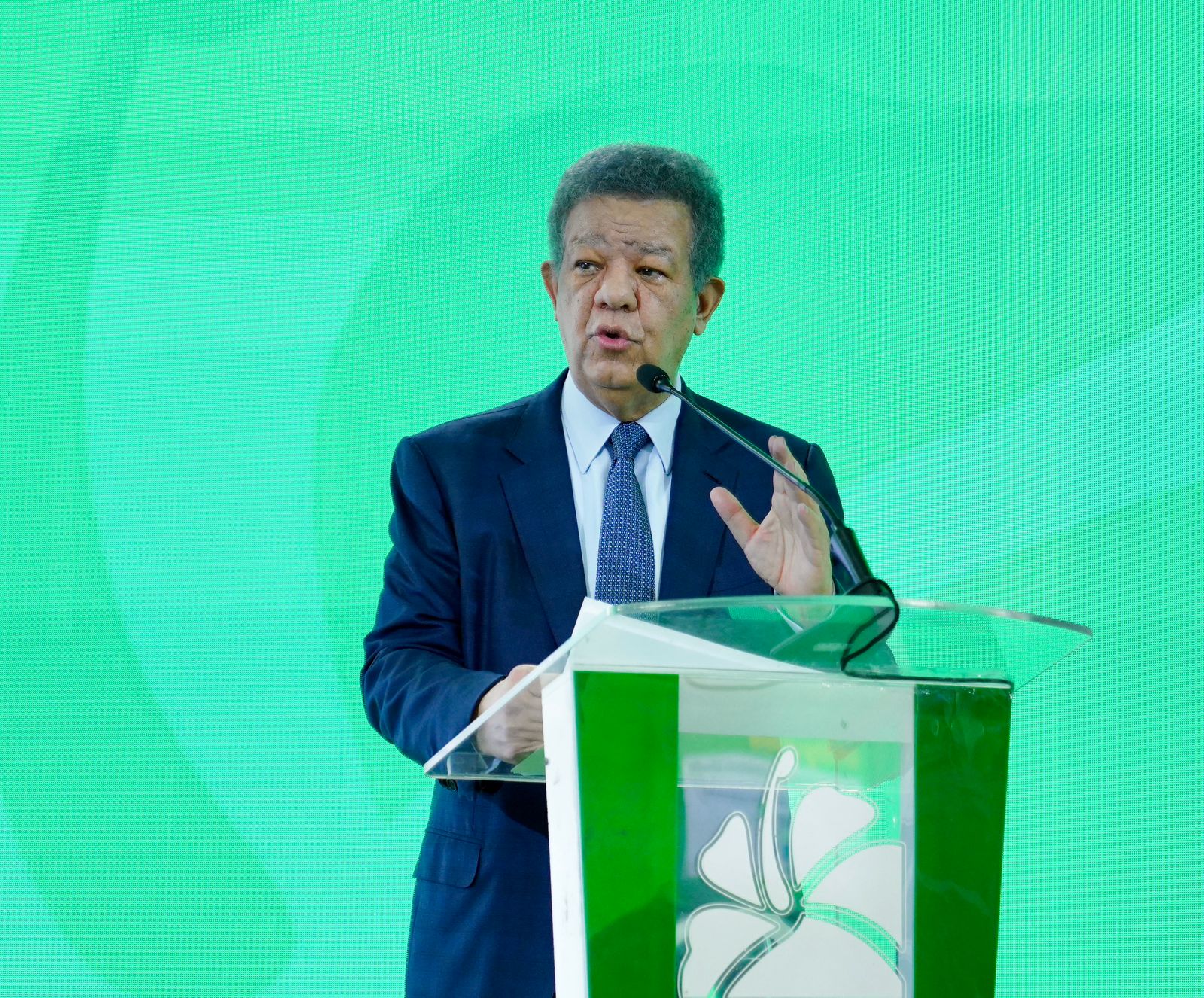 Leonel Fernández analiza la crisis económica dominicana.
