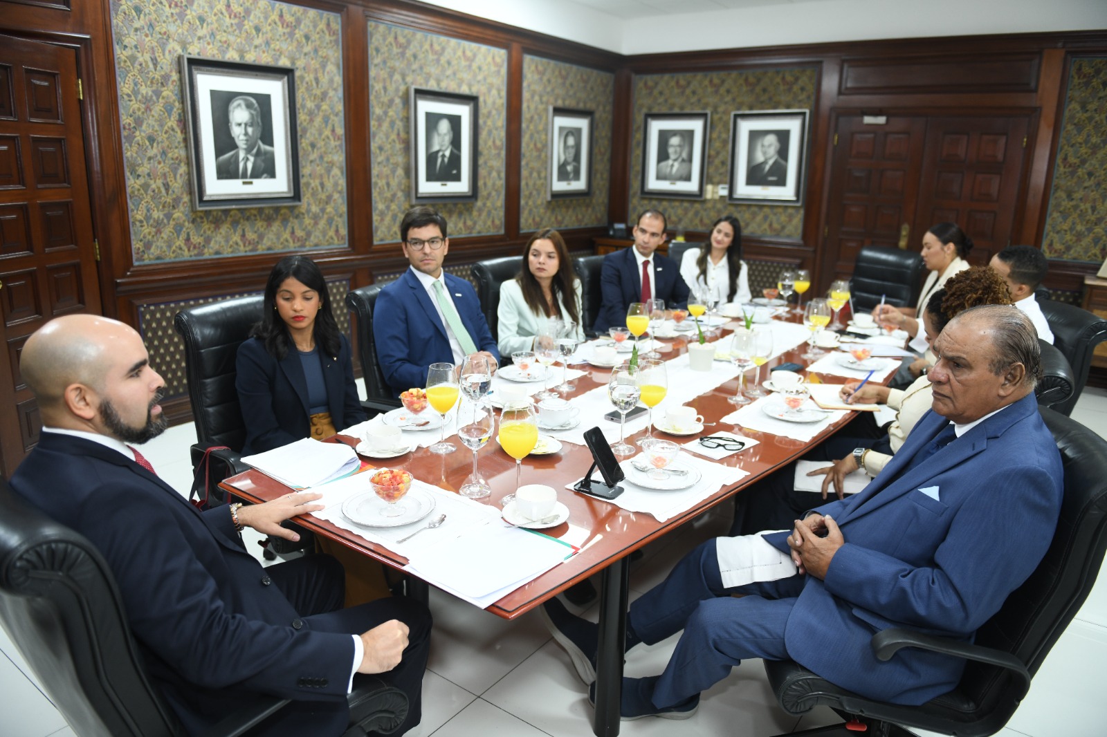Participantes y anfitriones en el Desayuno de Listín Diario con directivos de la Asociación Nacional de Jóvenes Empresarios (ANJE).