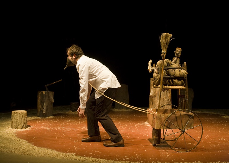 Ultramarinos de Lucas, compañía de teatro, a través de recursos técnicos, narrativos y dramáticos pone de manifiesto la disciplina con la que el grupo trabaja sus personajes y su línea de creación en el teatro de objetos.