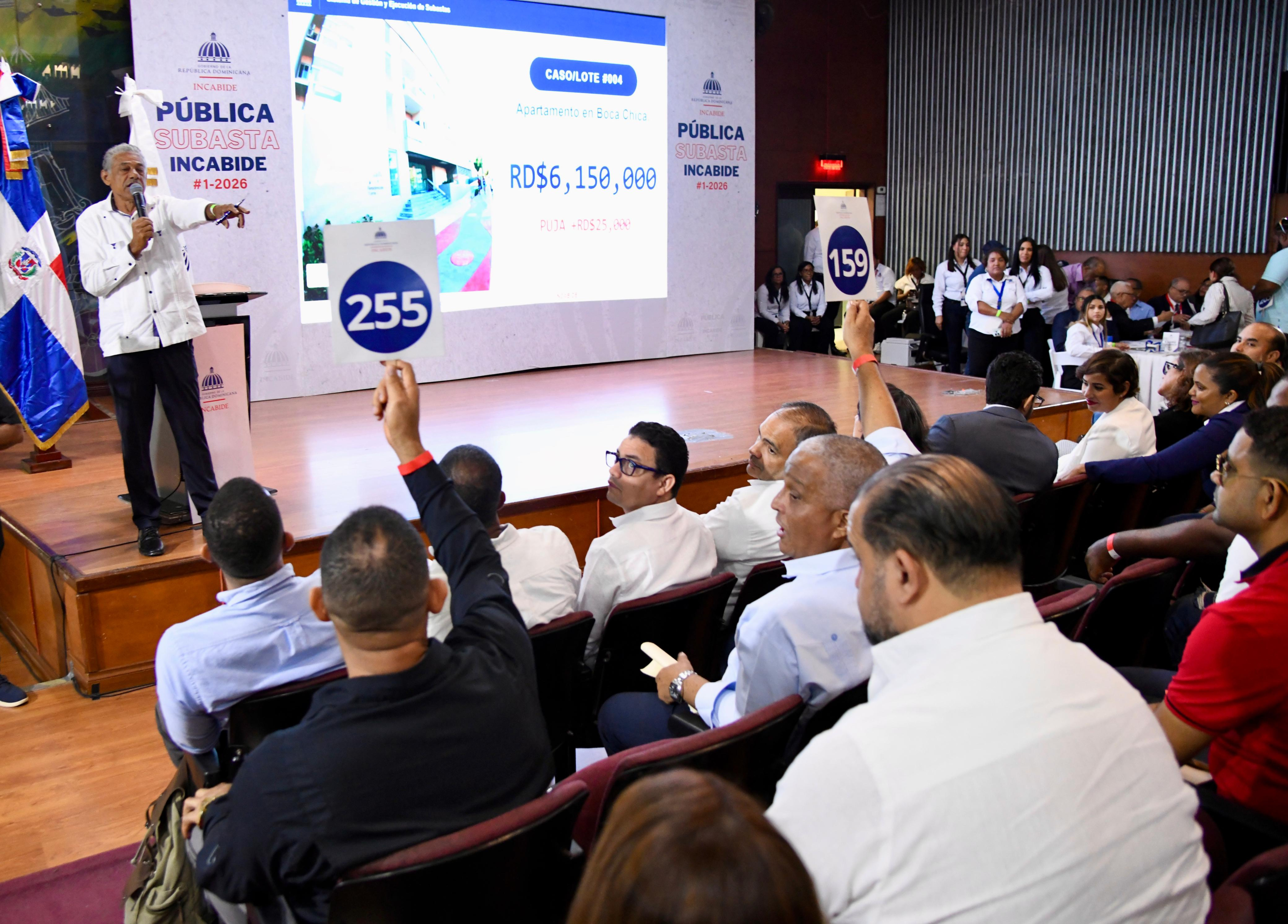 Participantes en la primera subasta de bienes incautados que se realizó en la UASD.