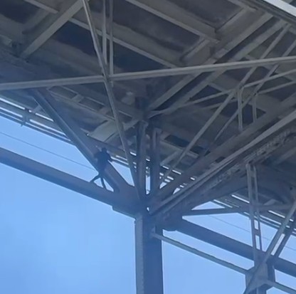 Hombre caminando por una de las estructuras del puente Juan Bosch