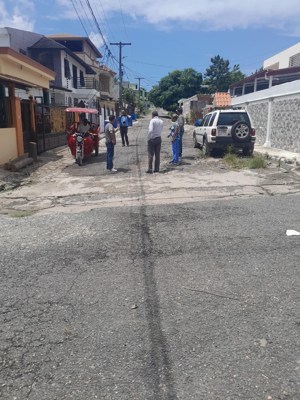 Vecinos de la urbanización Alta Vista, en Los Alcarrizos, muestran el mal estado de sus calles,mientras piden al MOPC que les saque de este estado de olvido.