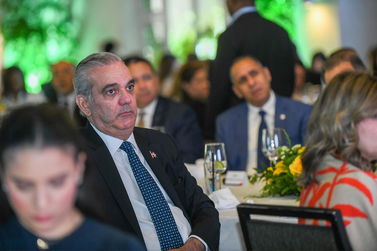 El presidente Luis Abinader mientras escuchaba a la primera dama, Raquel Arbaje, responder las preguntas de Francesca Rainieri, presidenta de la A