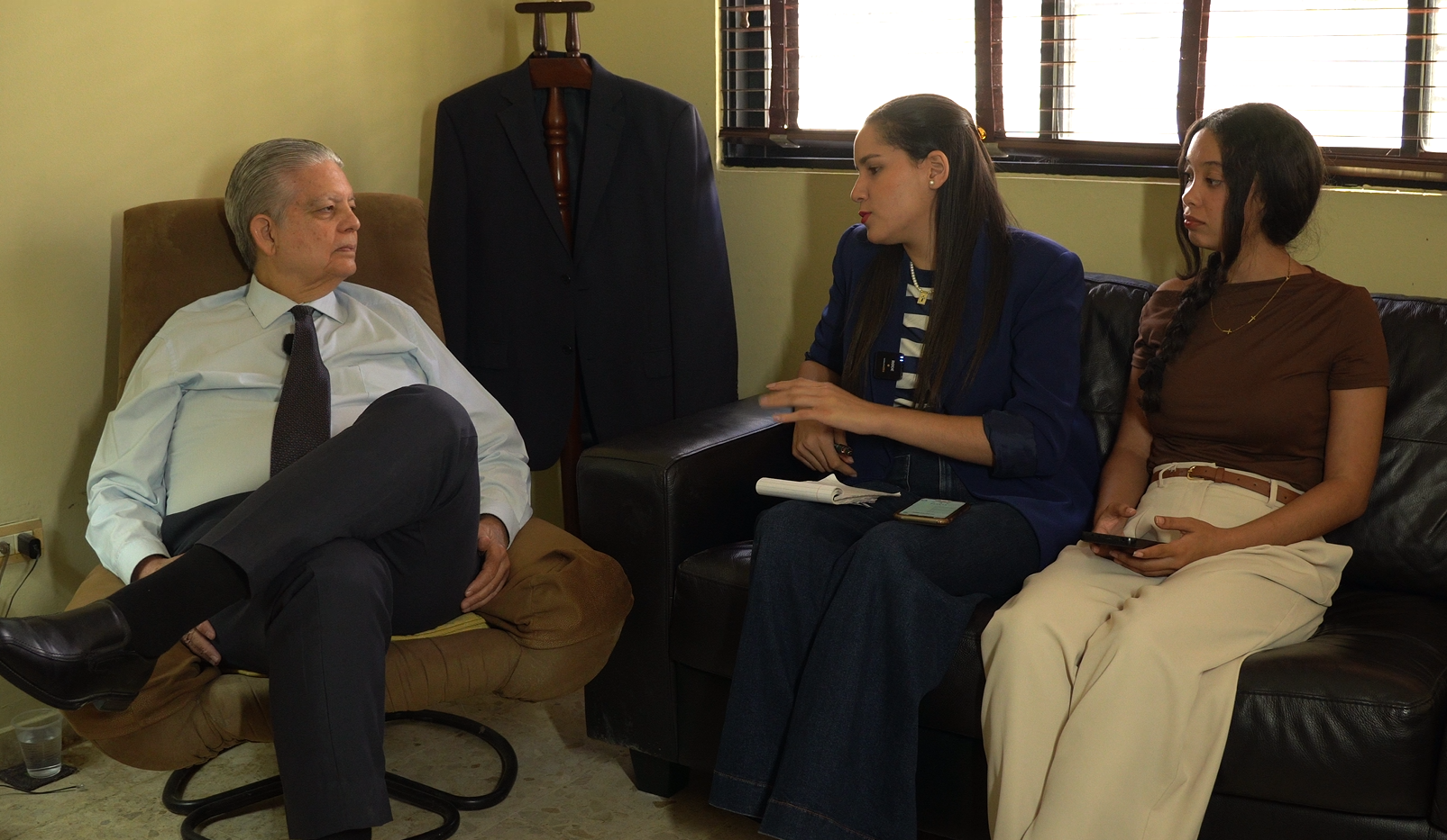El doctor Huberto Bogaert junto a las periodistas Yadimir Crespo y Camila Mateo