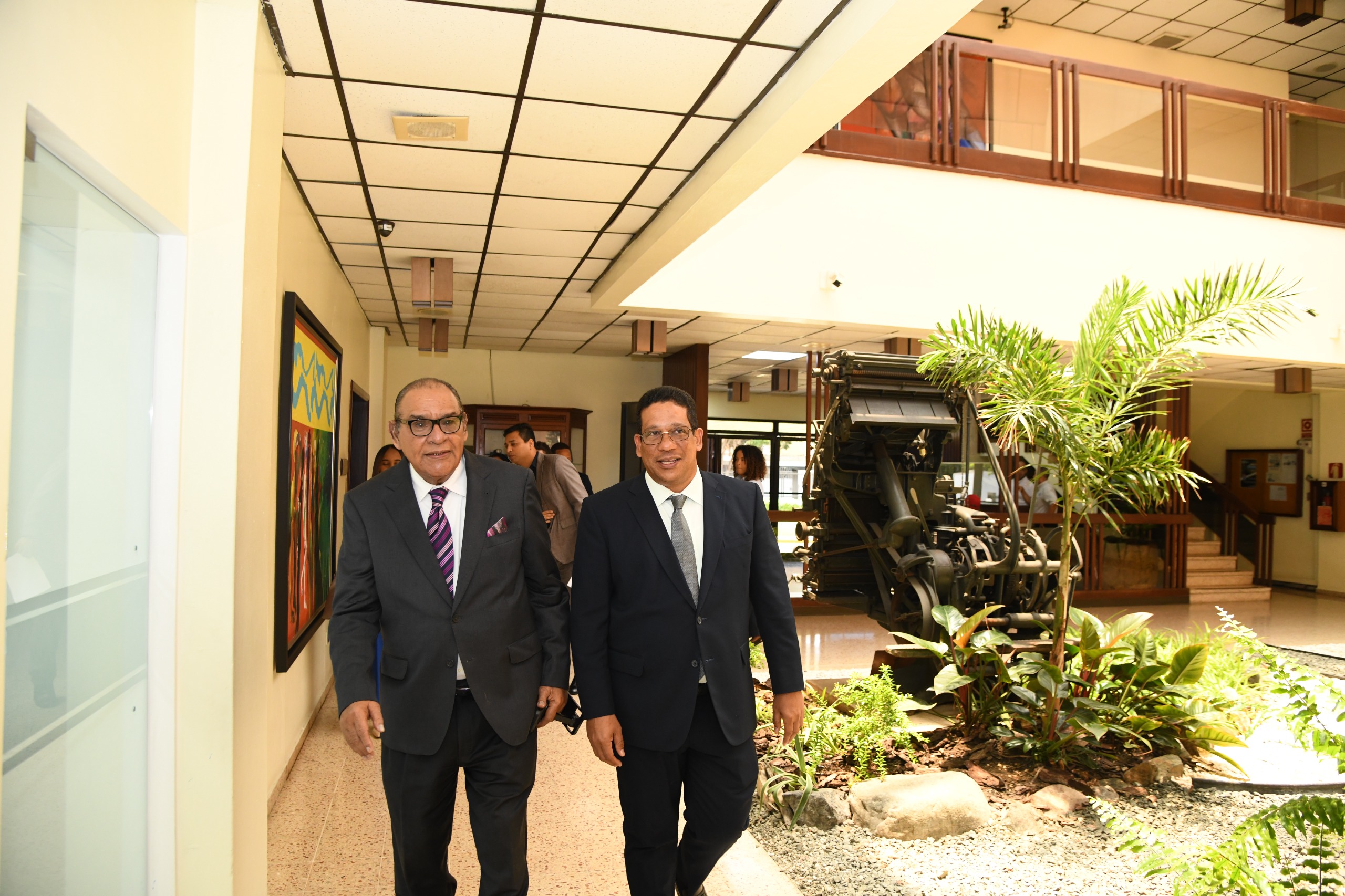 El director del Listín Diario, Miguel Franjul, recibió al director de Compras y Contrataciones, a su llegada al periódico.