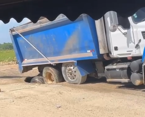 Manoli Montero, regidor en el municipio de Pimentel, provincia Duarte, clamó al presidente Luis Abinader para que acuda a la comunidad a conocer la realidad de lo que sucede con las calles.<br /><br />https://listindiario.com/la-republica/provincias/20260523/regidor-prm-arrodilla-pedir-abinader-pimentel-ver-realidad-calles_906877.html